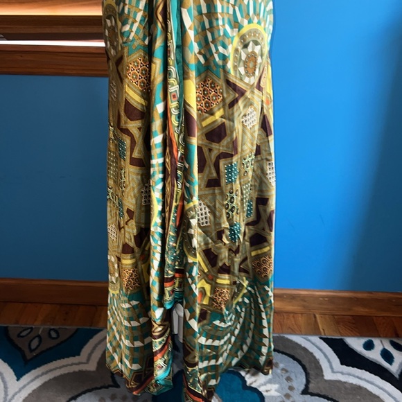 Silk V-cut dress with open back - Picture 4 of 10